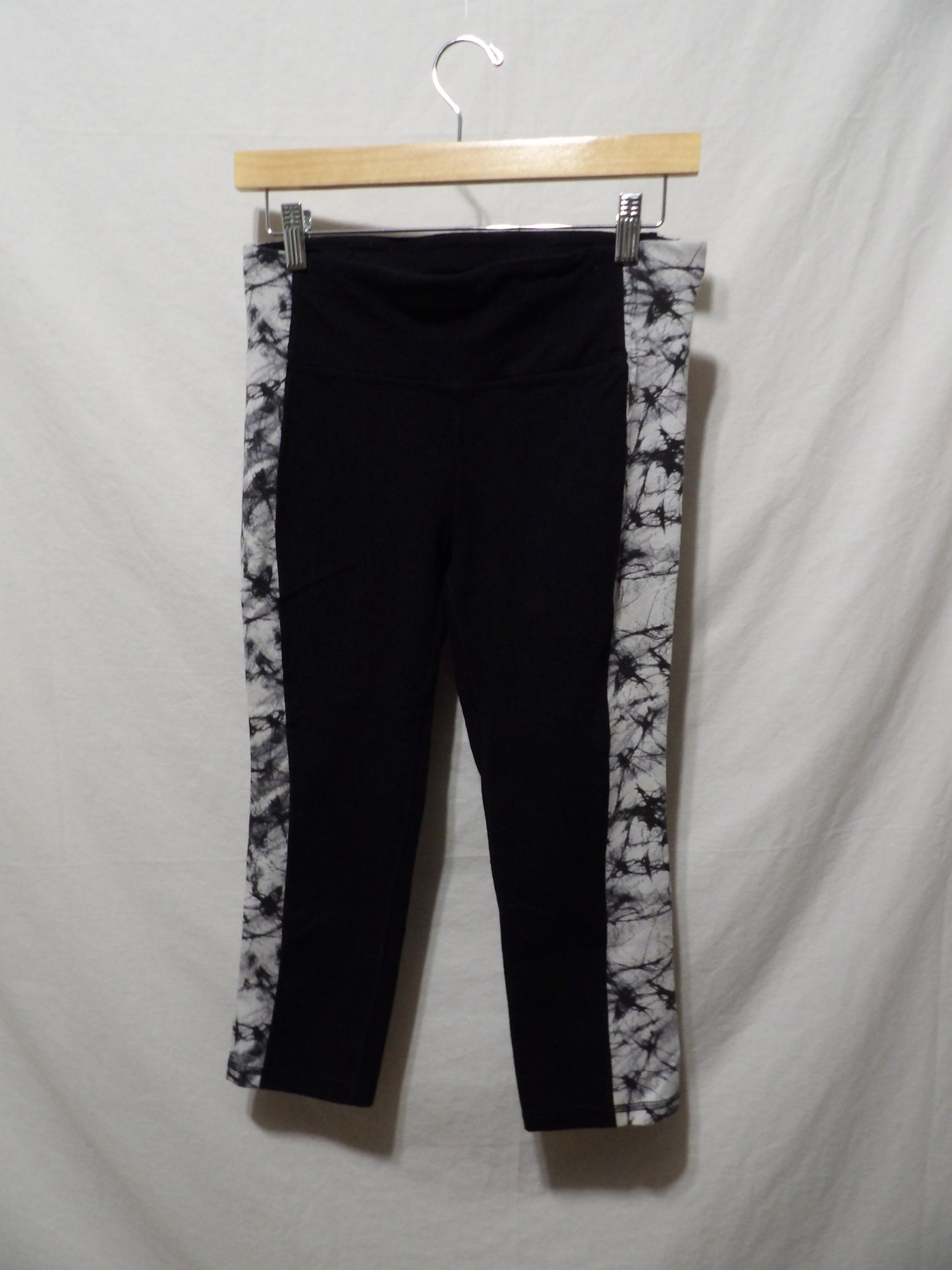 XERSION Knee Length Leggings | M