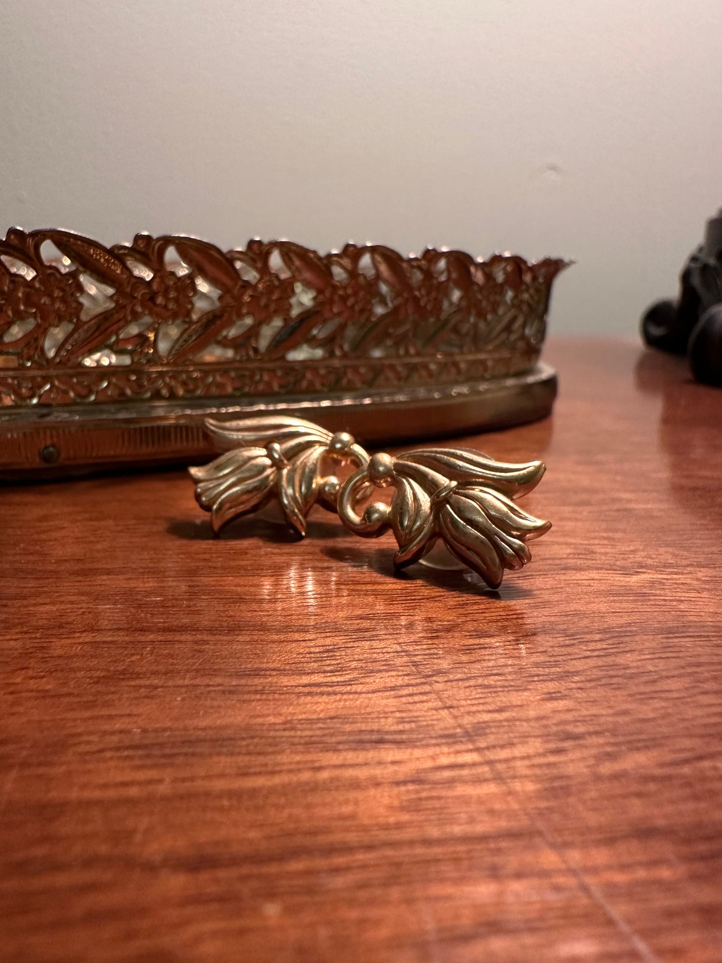 VINTAGE Gold Tone Flower Earrings