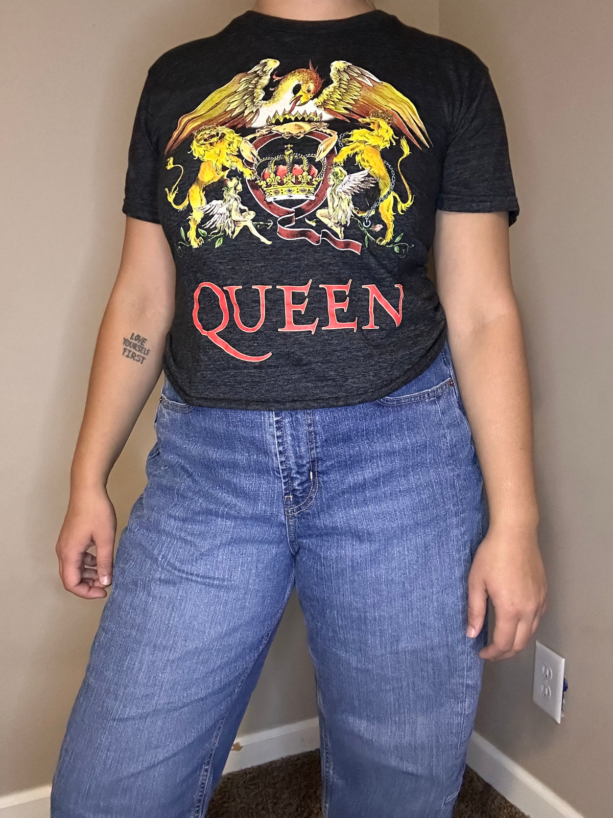 Queen Cropped Band Tee | M