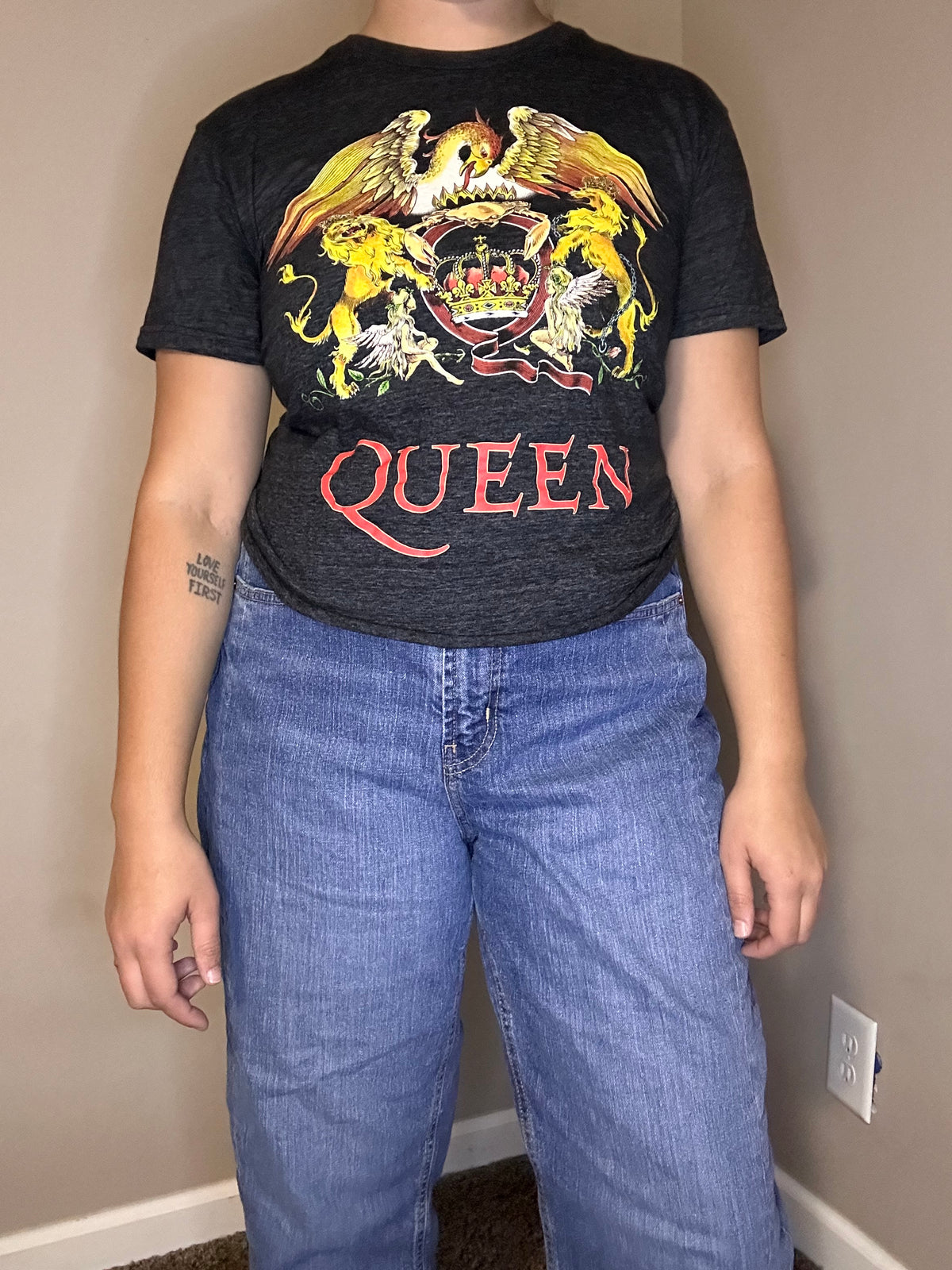 Queen Cropped Band Tee | M